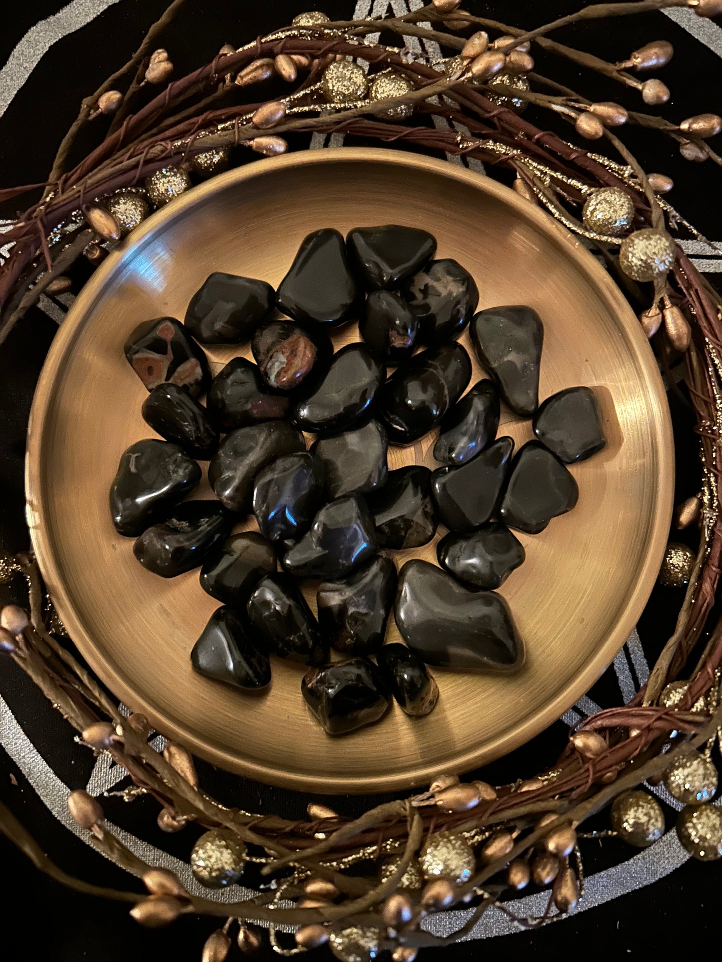 Pierre d'onyx noir polie, symbole de force intérieure, d'ancrage et de protection énergétique. Idéal pour les rituels