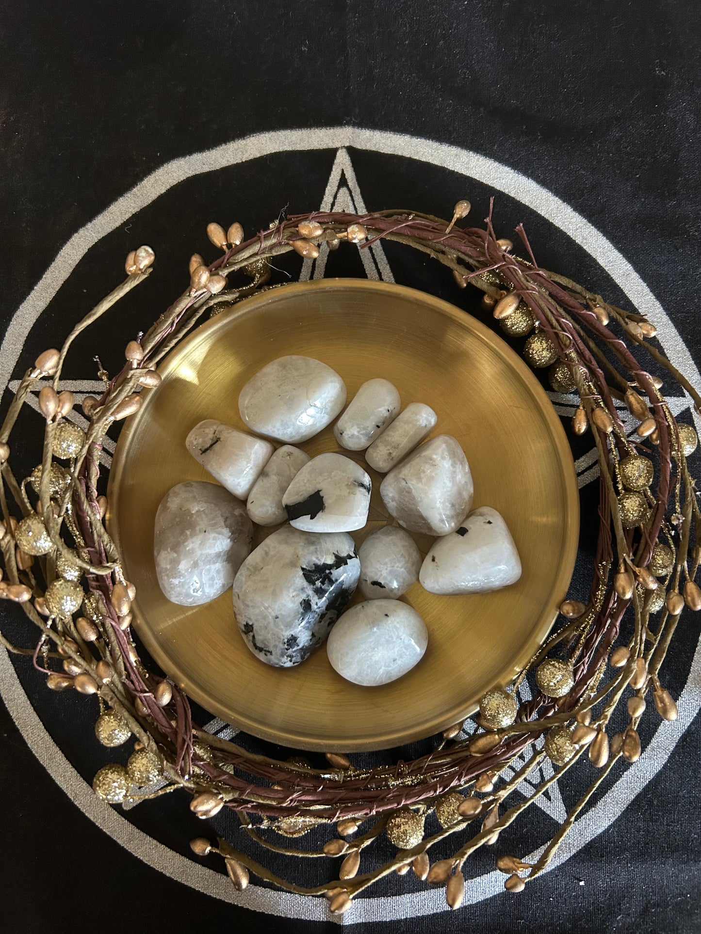 Pierre de Lune - cristal naturel d'intuition et de féminité, pierre mystique pour les rituels lunaires et l'équilibre