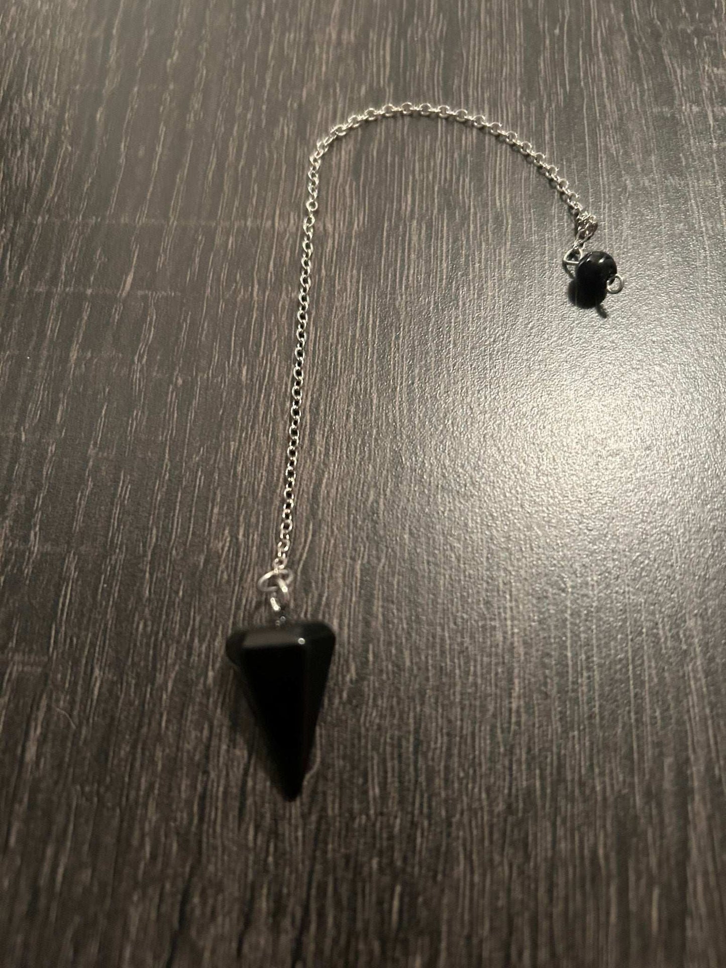 Pendules en cristal poli - outil divinatoire pour la radiesthésie, la méditation et la recherche de réponses spirituelles.