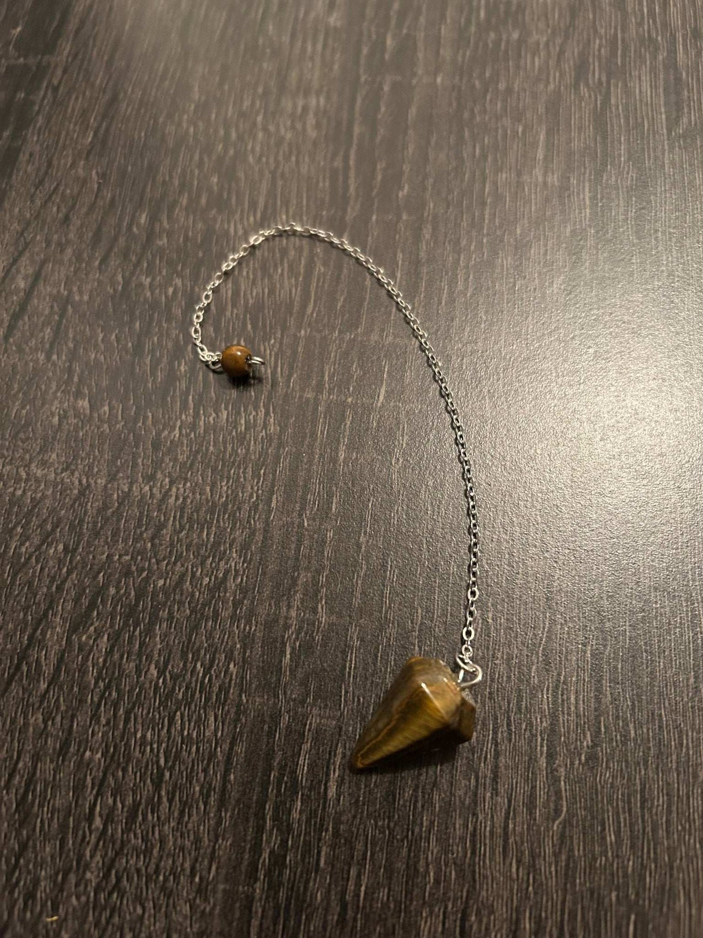 Pendules en cristal poli - outil divinatoire pour la radiesthésie, la méditation et la recherche de réponses spirituelles.