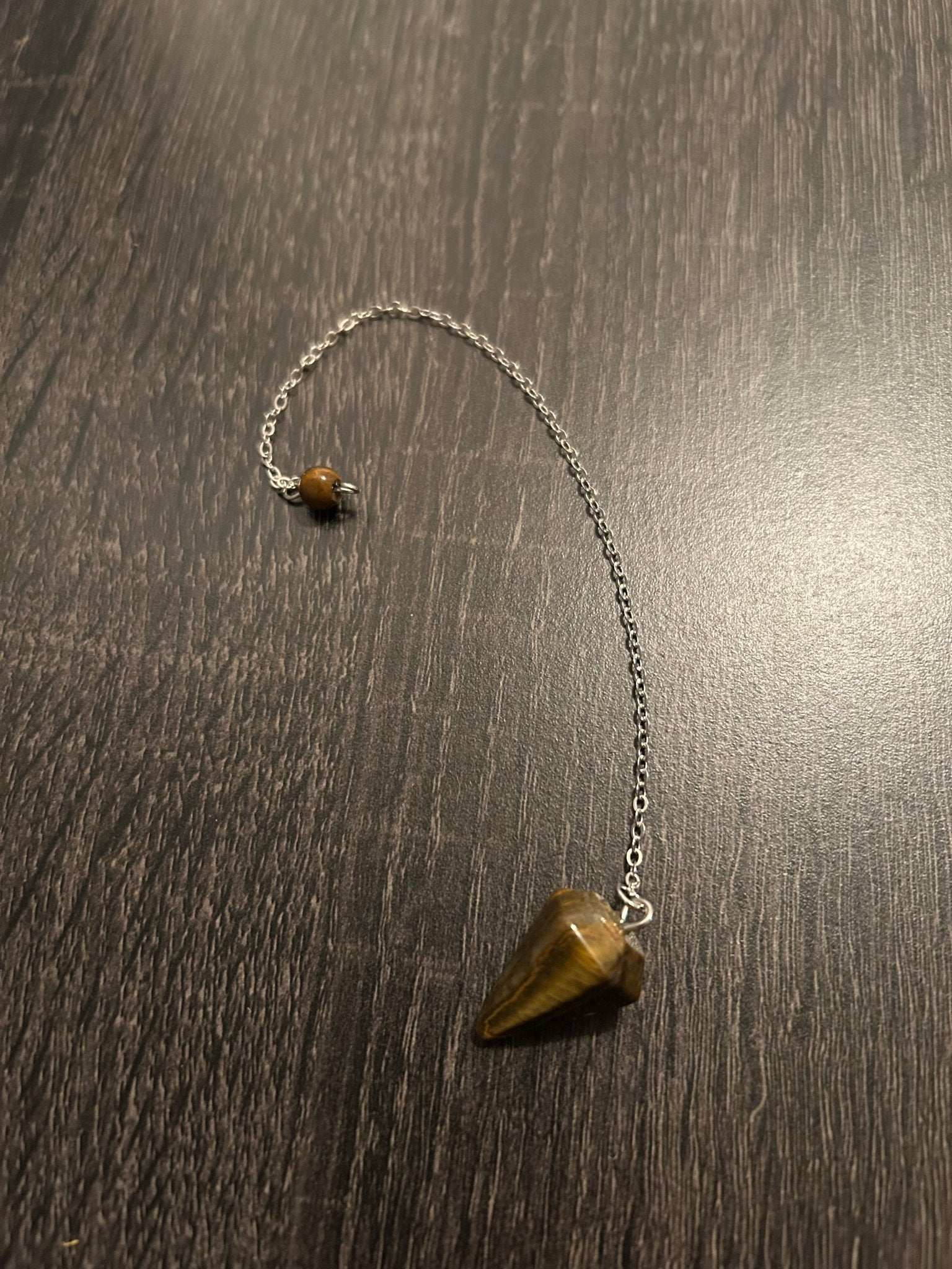 Pendules en cristal poli - outil divinatoire pour la radiesthésie, la méditation et la recherche de réponses spirituelles.