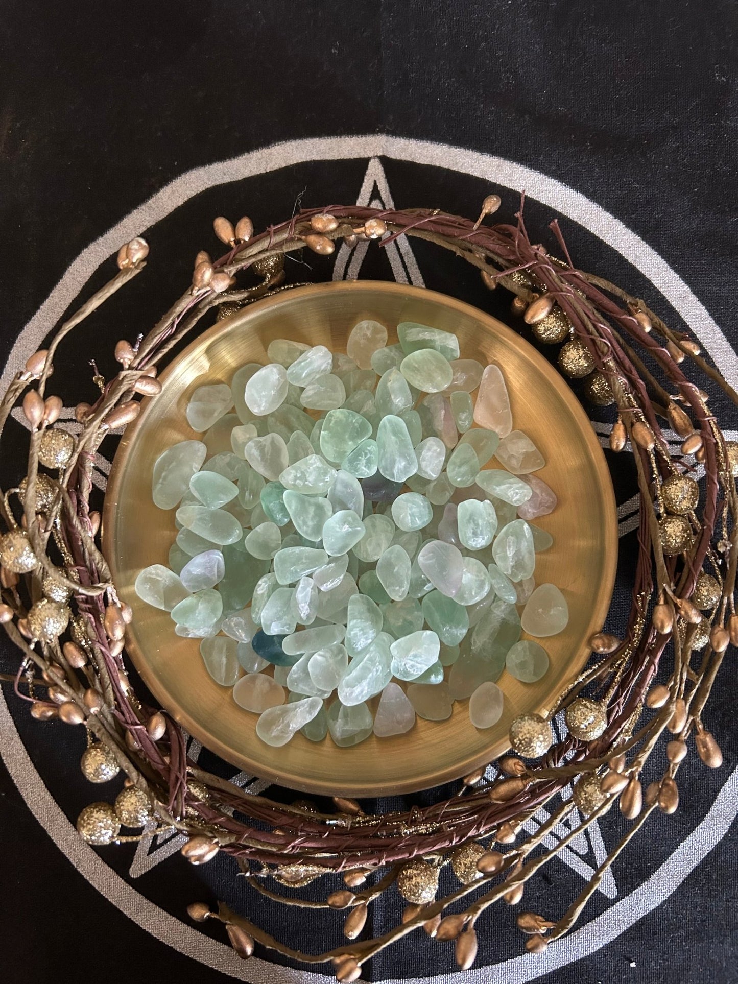 Pierre de fluorite Verte polie, symbole de clarté mentale, d'harmonie et de guérison énergétique. Enchantement Seraphélya