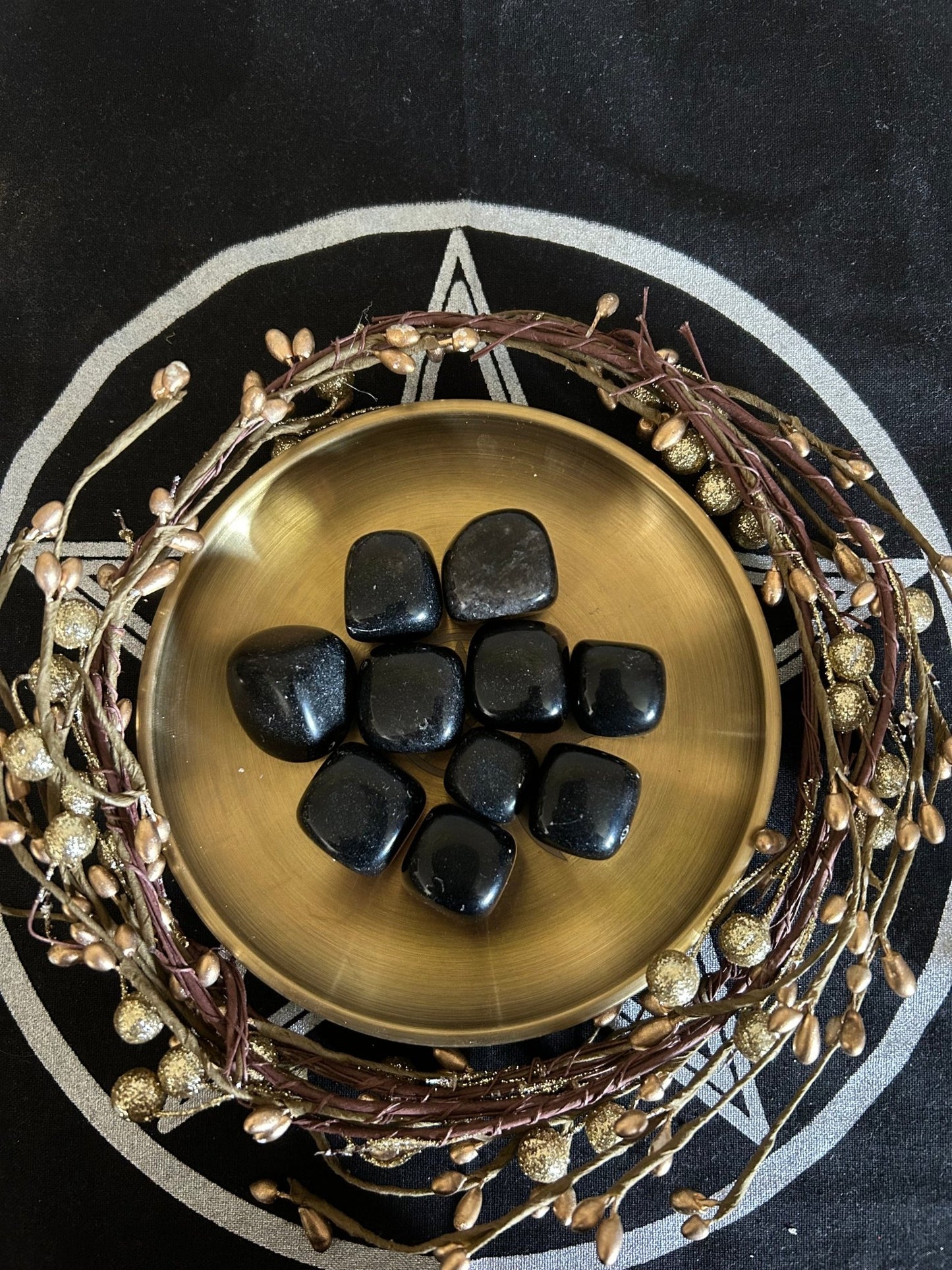 Pierre d'Obsidienne noire polie, symbole de protection, de vérité et de libération énergétique.