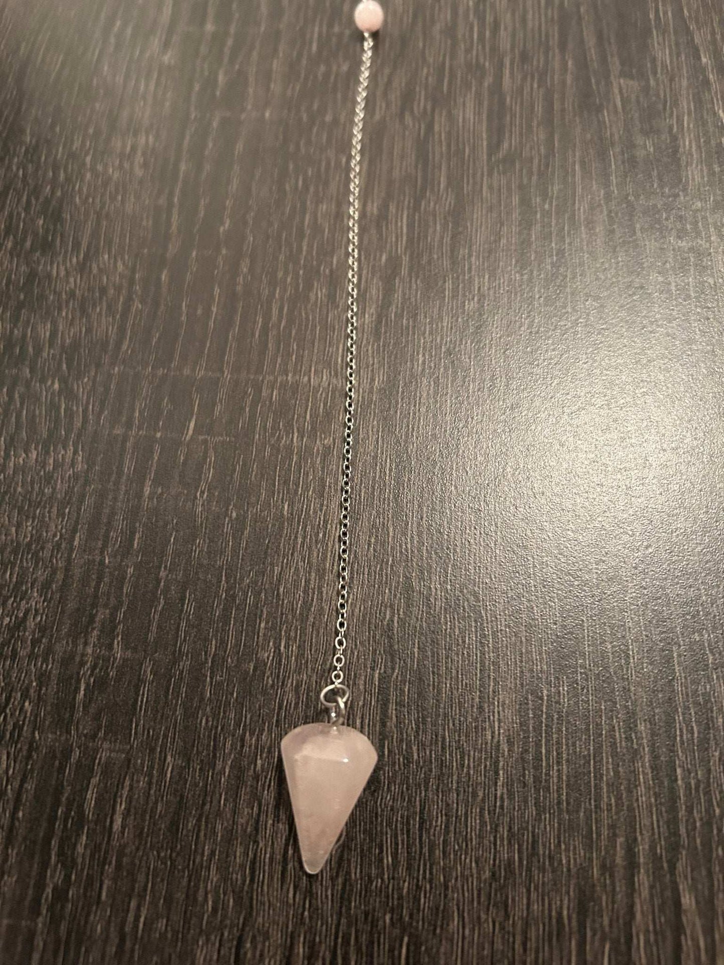 Pendules en cristal poli- outil divinatoire pour la radiesthésie, la méditation et la recherche de réponses spirituelles.