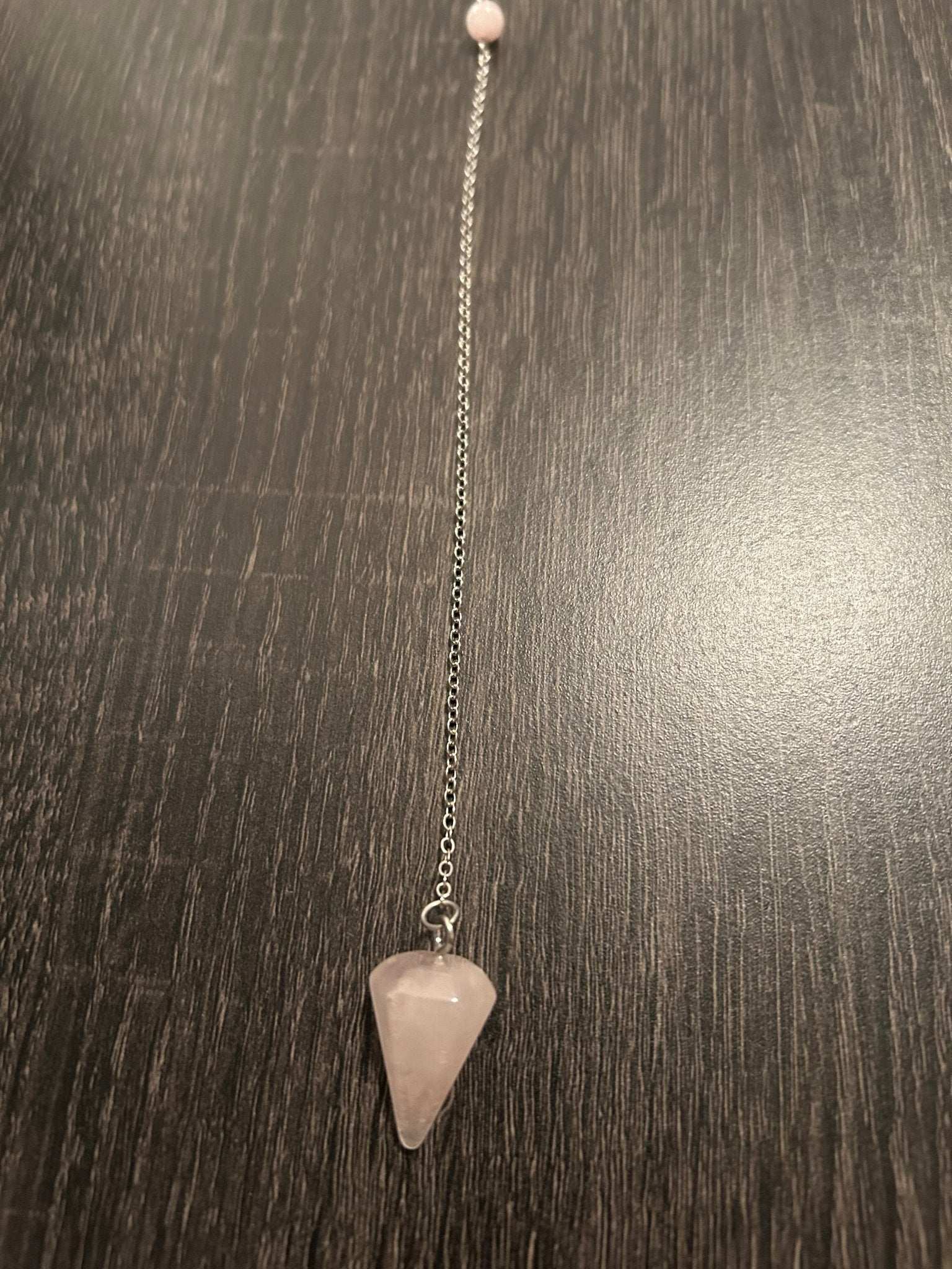 Pendules en cristal poli- outil divinatoire pour la radiesthésie, la méditation et la recherche de réponses spirituelles.