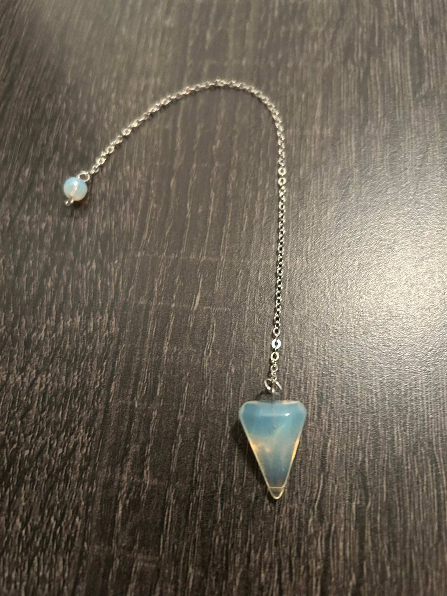 Pendules en cristal poli - outil divinatoire pour la radiesthésie, la méditation et la recherche de réponses spirituelles.