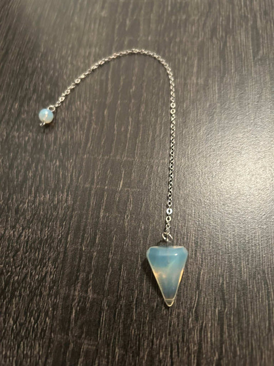 Pendules en cristal poli - outil divinatoire pour la radiesthésie, la méditation et la recherche de réponses spirituelles.