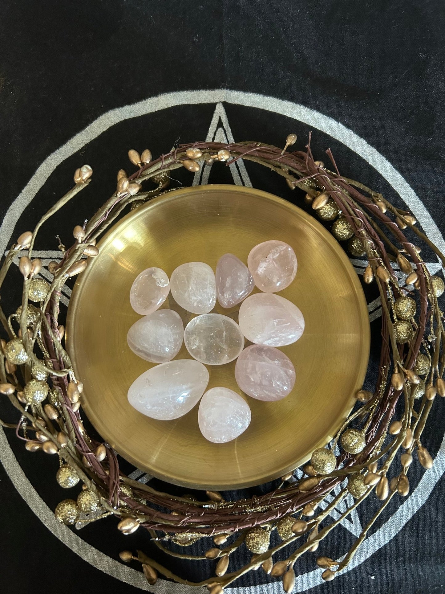Pierre de quartz rose polie, symbole d'amour, de guérison émotionnelle et d'harmonie du cœur. Enchantement Seraphélya