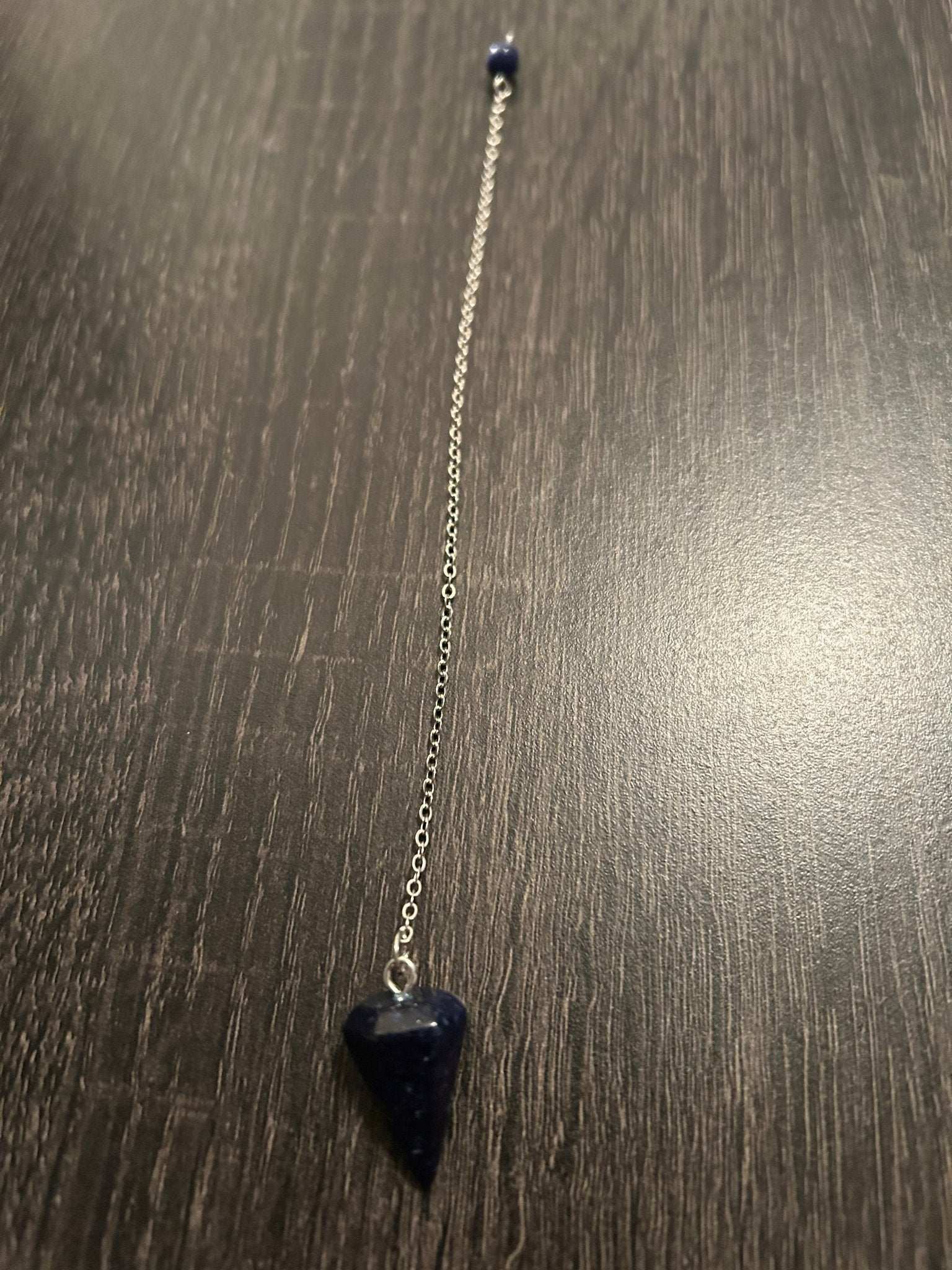 Pendules en cristal poli- outil divinatoire pour la radiesthésie, la méditation et la recherche de réponses spirituelles.