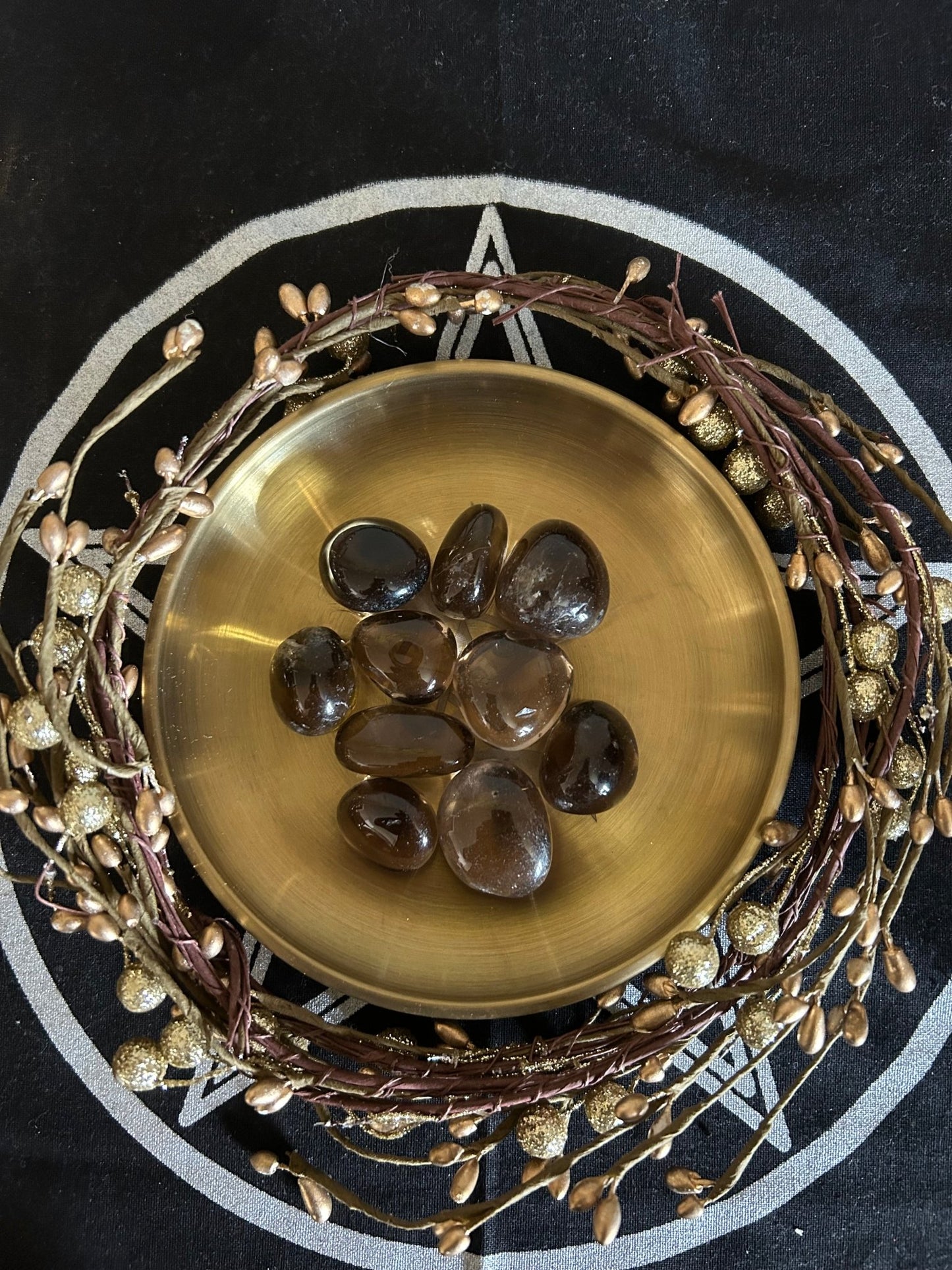 Pierre de Quartz Fumé polie, symbole d'ancrage, de libération et de protection énergétique. Enchantement Seraphélya