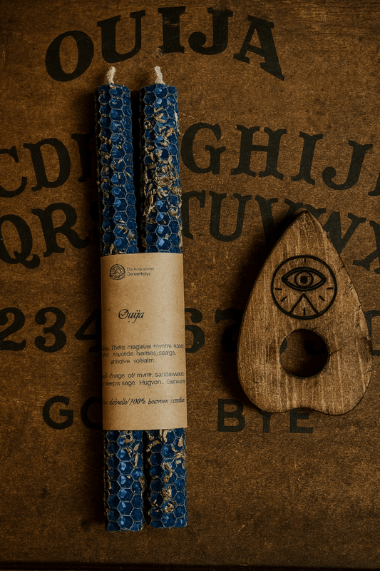 Bougie bleue en cire d'abeille - Ouija, rituel de connexion spirituelle et de protection énergétique.