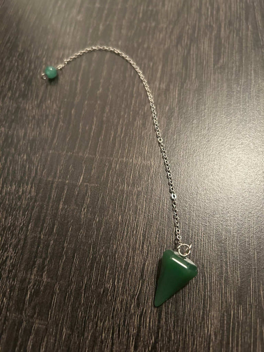 Pendules en cristal poli - outil divinatoire pour la radiesthésie, la méditation et la recherche de réponses spirituelles.