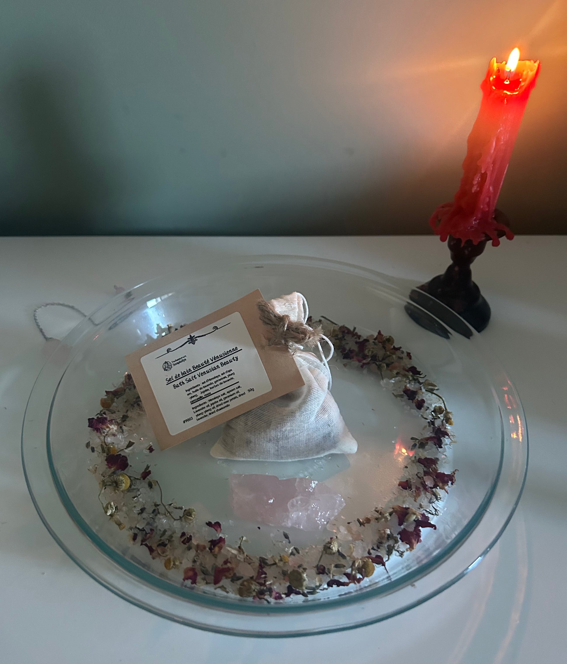Sel de bain Beauté Vénusienne - rituel de beauté et d'amour inspiré de Vénus, infusion florale et cristal de cœur.