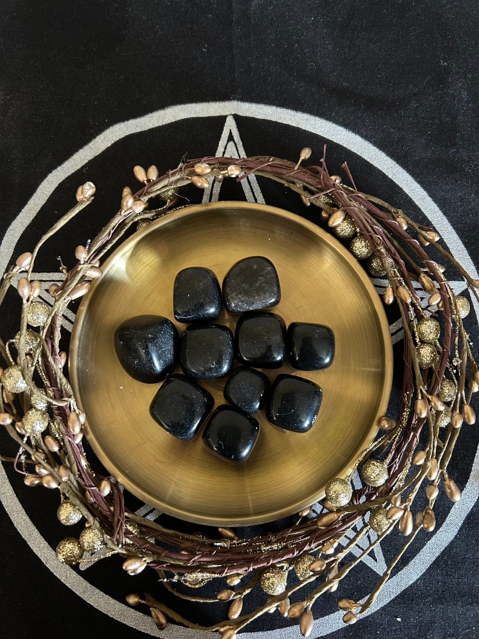 Pierre d'Obsidienne noire polie, symbole de protection, de vérité et de libération énergétique.