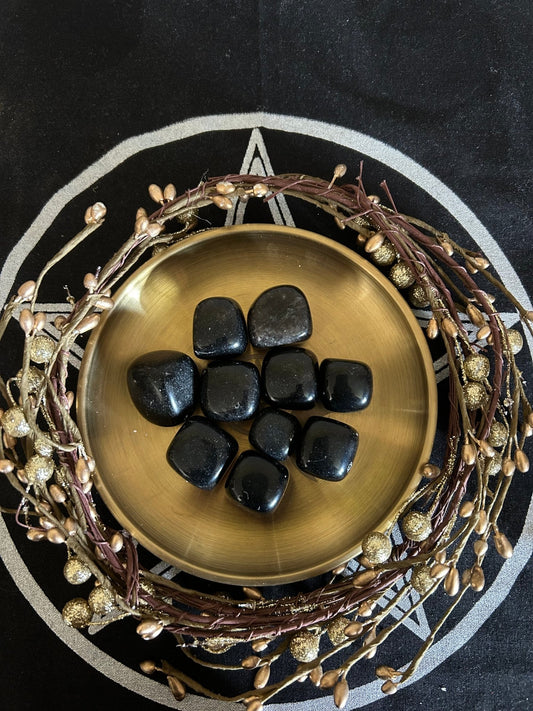 Pierre d'Obsidienne noire polie, symbole de protection, de vérité et de libération énergétique.