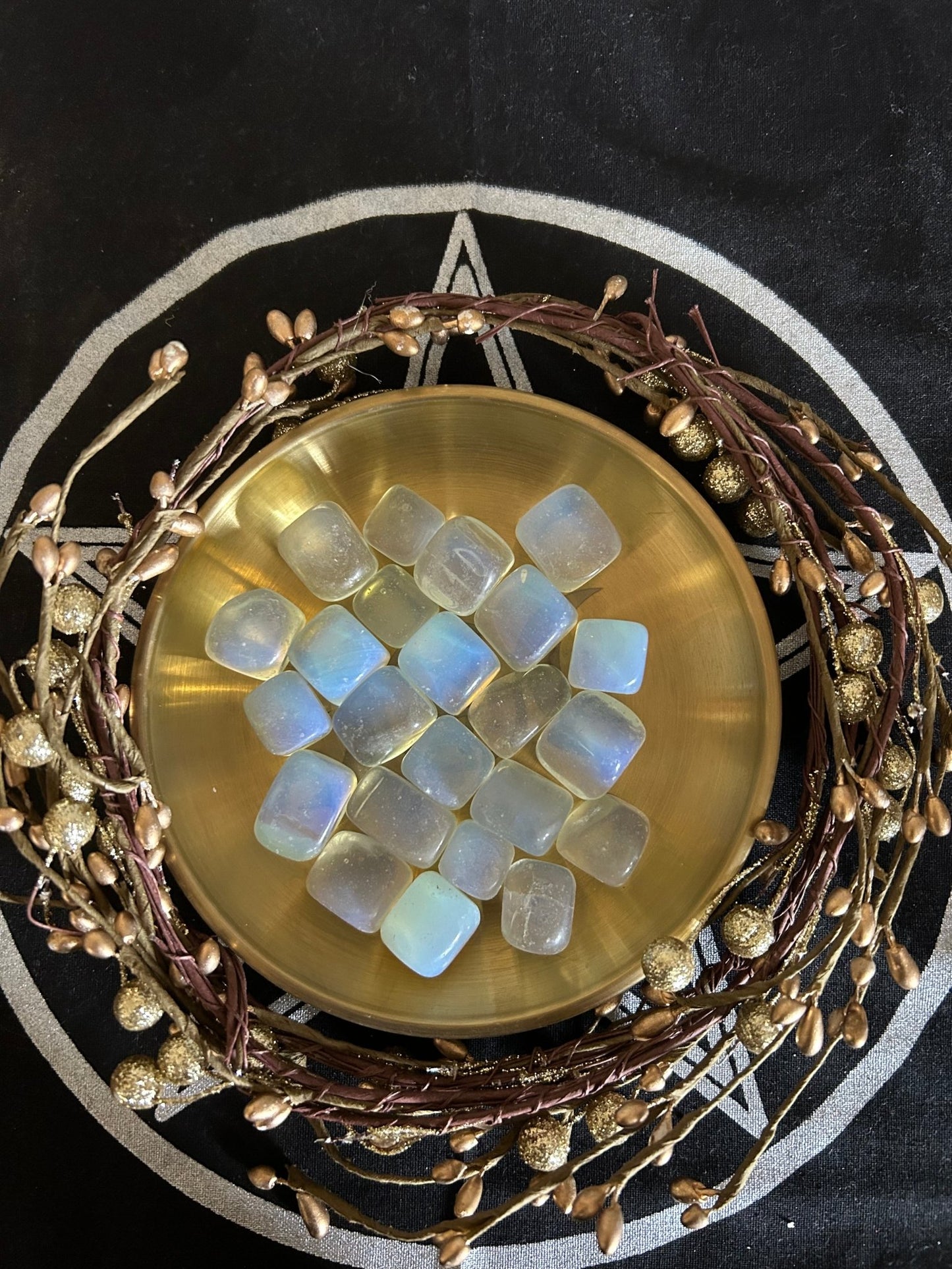 Pierre d'Opalite polie aux reflets lunaires, symbole de clarté, d'intuition et d'énergie spirituelle.